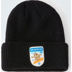 Dzianinowa czapka z naszywką z niedźwiedziem. Czarne czapki męskie Pull&Bear, z aplikacjami, z dzianiny. Za 59,90 zł.