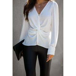 Bluzka damska ZILDRE. Białe bluzki damskie IVET, bez wzorów, eleganckie, bez kołnierzyka, z długim rękawem. W wyprzedaży za 69,00 zł.