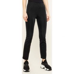 Spodnie materiałowe Armani Exchange 6GYP84 YJ5BZ 7204. Czarne spodnie damskie Armani Exchange, s, z poliesteru. W wyprzedaży za 269,00 zł.