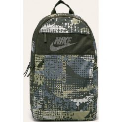 Nike Sportswear - Plecak. Zielone plecaki damskie Nike Sportswear, w paski, z poliesteru. W wyprzedaży za 99,90 zł.