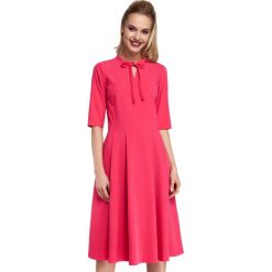 Różowa Sukienka Elegancka Rozkloszowana z Wiązaniem przy Dekolcie. Różowe sukienki damskie marki Molly.pl, do pracy, s, bez wzorów, z tkaniny, eleganckie, bez kołnierzyka, bez rękawów, rozkloszowane. Za 145,90 zł.
