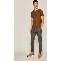Medicine - Spodnie Hip & Raw. Pomarańczowe spodnie męskie MEDICINE, na co dzień, s, bez wzorów, z elastanu, casualowe. W wyprzedaży za 99,90 zł.
