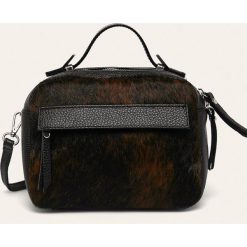 Answear - Torebka skórzana. Czarne listonoszki damskie ANSWEAR, w paski, ze skóry, na ramię, zamszowe, bez dodatków. Za 249,90 zł.