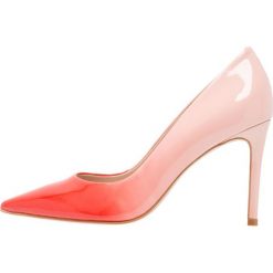 Carvela ALISON Szpilki red. Pomarańczowe czółenka damskie marki Carvela, ze skóry ekologicznej, klasyczne, na szpilce. W wyprzedaży za 607,20 zł.