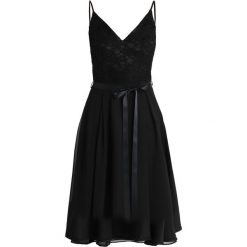 Swing Sukienka koktajlowa black. Czarne sukienki damskie marki Swing, bez wzorów, z bawełny, wizytowe, bez kołnierzyka, bez rękawów. Za 589,00 zł.