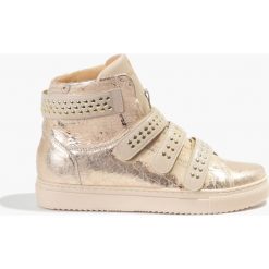 Sneakersy łososiowe Andrea. Różowe sneakersy damskie marki Badura. Za 579,99 zł.