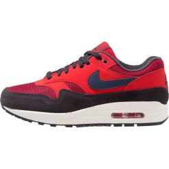 Nike Sportswear AIR MAX 1 Sneakersy niskie red crush/midnight navy/universal red/oil grey/sail. Czerwone trampki męskie Nike Sportswear, bez wzorów, ze skóry, bez zapięcia. Za 569,00 zł.