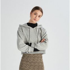 Krótka bluza z kapturem - Jasny szary. Szare bluzy damskie Sinsay, s, bez wzorów, z krótkim rękawem, krótkie, z kapturem. W wyprzedaży za 24,99 zł.