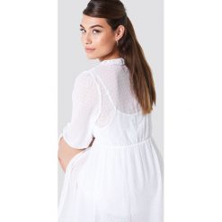 NA-KD Boho Sukienka maxi z falbaną - White. Białe sukienki damskie marki NA-KD Boho, bez wzorów, z poliesteru, boho, bez kołnierzyka, z długim rękawem, długie, maxi, kopertowe. W wyprzedaży za 101,47 zł.