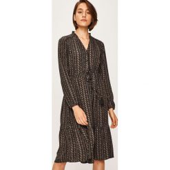 Answear - Sukienka. Czarne sukienki damskie ANSWEAR, na co dzień, s, bez wzorów, z poliesteru, casualowe, bez kołnierzyka, z długim rękawem, długie, midi, rozkloszowane. W wyprzedaży za 99,90 zł.