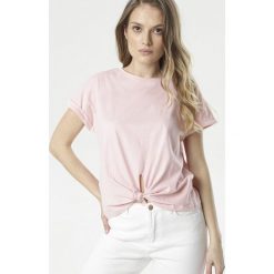 Jasnoróżowy T-shirt Eirelyn. Różowe bluzki damskie Born2be, s, z nadrukiem, z dzianiny, z okrągłym kołnierzem, z krótkim rękawem. Za 29,99 zł.