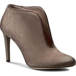 Botki CARINII - B3734 H28-I32-PSK-A92. Pomarańczowe botki damskie Carinii, ze skóry, eleganckie, bez obcasa, na obcasie, bez zapięcia. W wyprzedaży za 209,00 zł.