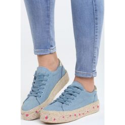 Niebieskie Espadryle Life Force. Niebieskie espadryle damskie Born2be, z haftami, bez obcasa, na platformie. Za 29,99 zł.
