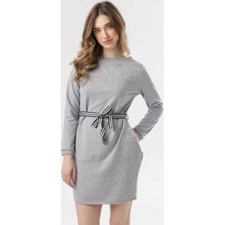 Szara Sukienka Larainey. Szare sukienki damskie Born2be, s, bez wzorów, z dzianiny, bez kołnierzyka, bez rękawów. W wyprzedaży za 59,99 zł.