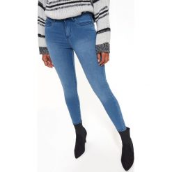 Jeansowe spodnie slim. Niebieskie spodnie damskie z jeansu. W wyprzedaży za 39,99 zł.