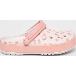 Crocs - Klapki. Różowe klapki damskie Crocs, bez wzorów, z gumy, bez obcasa, na obcasie. W wyprzedaży za 189,90 zł.