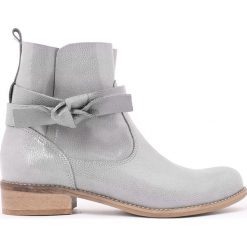 Botki - skóra naturalna - model 458 - kolor szary błyszczący. Szare botki damskie Zapato, z jeansu, eleganckie, z okrągłym noskiem, bez obcasa, na płaskiej podeszwie, bez zapięcia. W wyprzedaży za 319,20 zł.