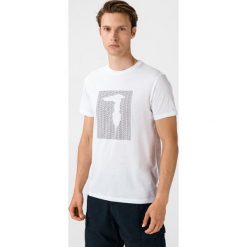 Trussardi Jeans Koszulka Biały. Białe podkoszulki męskie Trussardi Jeans, m, z nadrukiem, z bawełny, z krótkim rękawem. Za 309,95 zł.