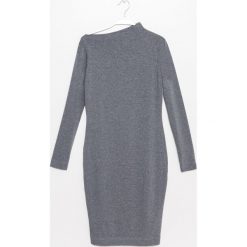 Sukienka. Szare sukienki damskie dzianinowe marki Simple, na zimę, z asymetrycznym kołnierzem, z długim rękawem, długie, asymetryczne. Za 339,90 zł.