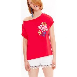 T-SHIRT KRÓTKI RĘKAW DAMSKI Z NADRUKIEM. Czerwone t-shirty damskie Top Secret, z nadrukiem, z bawełny, wakacyjne, bez kołnierzyka. W wyprzedaży za 29,99 zł.