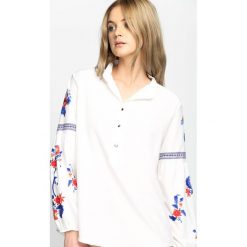 Biała Koszula Hot Trend. Białe koszule damskie marki Born2be, s, w kwiaty, ze stójką, z długim rękawem. Za 74,99 zł.
