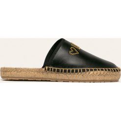 Love Moschino - Klapki skórzane. Czarne klapki damskie Love Moschino, bez wzorów, ze skóry, bez obcasa, na obcasie. W wyprzedaży za 549,90 zł.