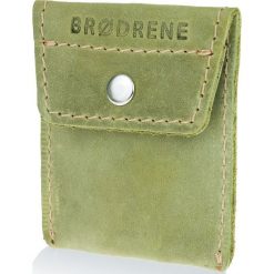 Skórzana bilonówka coin wallet BRODRENE CW02 zielona - oliwkowy. Zielone portfele męskie Brødrene, bez wzorów, ze skóry. Za 41,99 zł.