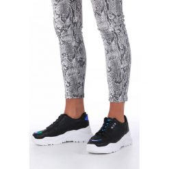 Czarne buty sportowe sneakersy sznurowane z holograficznymi wstawkami casu 8071. Czarne buty dziewczęce sportowe Casu, bez wzorów, ze skóry ekologicznej, na sznurówki. Za 59,99 zł.