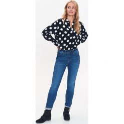 Koszula damska w duże kropki. Czarne koszule damskie Top Secret, na zimę, w grochy, z tkaniny, eleganckie, bez kołnierzyka, z długim rękawem. W wyprzedaży za 39,99 zł.
