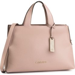 Torebka CALVIN KLEIN - Neat F19 Tote K60K605565 TBP. Różowe torebki klasyczne damskie Calvin Klein, bez wzorów, ze skóry ekologicznej, klasyczne, bez dodatków. Za 849,00 zł.