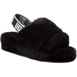 Kapcie UGG - W Fluff Yeah Slide 1095119 W/Blk. Czarne klapki damskie Ugg, bez wzorów, z tworzywa sztucznego, bez obcasa. Za 519,00 zł.