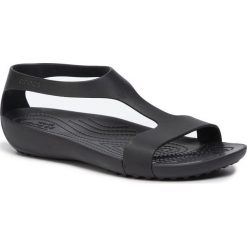 Sandały CROCS - Serena Sandal W 205469 Black. Czarne klapki damskie Crocs, bez wzorów, z tworzywa sztucznego, bez obcasa. W wyprzedaży za 109,00 zł.