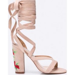 Public Desire - Sandały. Szare rzymianki damskie Public Desire, z materiału, na obcasie. W wyprzedaży za 119,90 zł.