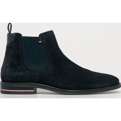 Tommy Hilfiger - Sztyblety zamszowe. Niebieskie sztyblety męskie TOMMY HILFIGER, ze skóry, z okrągłym noskiem, bez zapięcia. Za 699,90 zł.