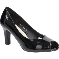 Czarne czółenka lakierowane na słupku peep toe Sergio Leone CZ577-25L. Czarne czółenka na słupku marki Sergio Leone, z lakierowanej skóry, z otwartym noskiem. Za 88,99 zł.
