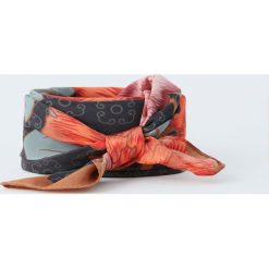 Apaszka retro w kwiaty. Czarne szaliki damskie marki Pull&Bear, w kwiaty, retro. Za 39,90 zł.