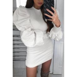 Sukienka TIBZA WHITE. Białe sukienki damskie IVET, na co dzień, m, bez wzorów, eleganckie, bez kołnierzyka, z długim rękawem, długie, mini. W wyprzedaży za 69,00 zł.