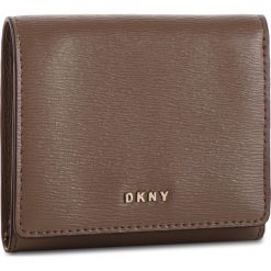 Mały Portfel Damski DKNY - Bryant Trifld Wallet R7413100 Desert DES. Pomarańczowe portfele damskie DKNY, bez wzorów, ze skóry. W wyprzedaży za 279,00 zł.