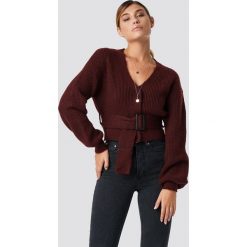 Linn Ahlborg x NA-KD Kardigan z paskiem - Red. Czerwone swetry damskie Linn Ahlborg x NA-KD, w paski. Za 181,95 zł.