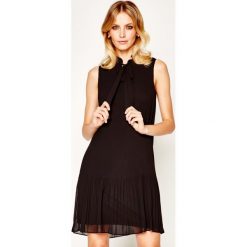 Sukienka koktajlowa DKNY DD9GY773. Czarne sukienki damskie DKNY, bez wzorów, z poliesteru, wizytowe, bez kołnierzyka, bez rękawów. Za 699,00 zł.