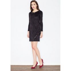 Czarna Casualowa Sukienka z Imitacji Zamszu z Metalowymi Kółkami. Czarne sukienki damskie Molly.pl, na co dzień, s, z aplikacjami, z tkaniny, eleganckie, bez kołnierzyka, z długim rękawem, długie, proste. Za 169,90 zł.