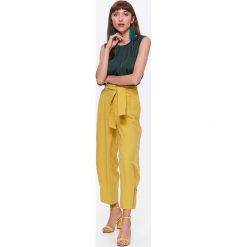 Elegancka bluzka z delikatnej tkaniny, bez rękawów. Zielone bluzki damskie Top Secret, bez wzorów, z tkaniny, eleganckie, bez kołnierzyka, bez rękawów. W wyprzedaży za 49,99 zł.