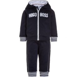BOSS Kidswear BABY SET Bluza rozpinana marine. Niebieskie bluzy chłopięce marki BOSS Kidswear, z bawełny. Za 399,00 zł.