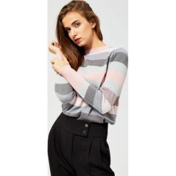 Sweter z metaliczną nitką. Różowe swetry damskie Moodo, m, w paski, z długim rękawem, długie, bez kaptura. Za 59,99 zł.