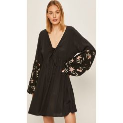 Billabong - Sukienka. Czarne sukienki damskie Billabong, na co dzień, s, z aplikacjami, z wiskozy, casualowe, bez kołnierzyka, z długim rękawem, długie, mini, proste. Za 299,90 zł.
