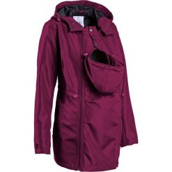 Kurtka softshell ciążowa, z wstawką niemowlęcą na nosidełko, z regulacją obwodu bonprix jeżynowy. Fioletowe płaszcze damskie bonprix, bez wzorów, z softshellu, moda ciążowa. Za 249,99 zł.
