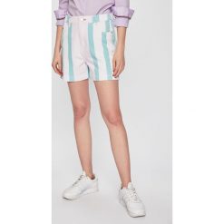 Tommy Jeans - Szorty. Fioletowe szorty damskie Tommy Jeans, bez wzorów, z bawełny, casualowe, z podwyższonym stanem. W wyprzedaży za 249,90 zł.