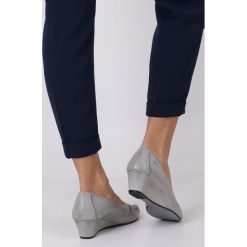 Popielate półbuty skórzane peep toe ażurowe na koturnie z odkrytymi palcami Maciejka 04019-03/00-1. Szare półbuty damskie Maciejka, bez wzorów, z otwartym noskiem, bez obcasa, na koturnie, bez zapięcia. Za 238,99 zł.