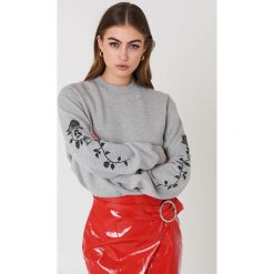 NA-KD Bluza z wyszywanymi różami na rękawach - Grey. Szare bluzy damskie NA-KD, bez wzorów, z bawełny, bez rękawów, długie, bez kaptura. W wyprzedaży za 60,97 zł.