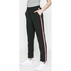 Vero Moda - Spodnie Emma. Czarne spodnie damskie Vero Moda, s, bez wzorów, z poliesteru, casualowe. W wyprzedaży za 119,90 zł.